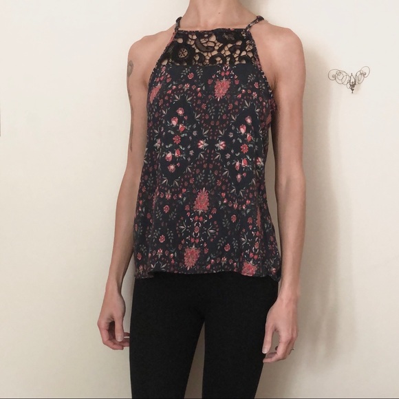 ❌ Sold ❌ 🛍️ 3 for $20 - Sleeveless Flower Crochet Top - Picture 1 of 5
